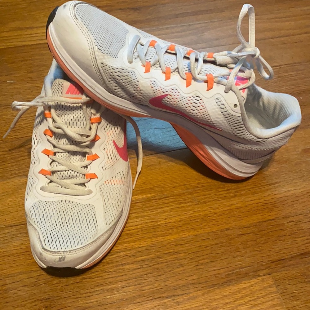 Cute Nike tennis shoes. Sz 10